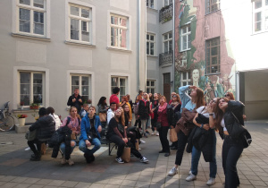 Uczniowie oglądający graffiti na jednym z łódzkich podwórek