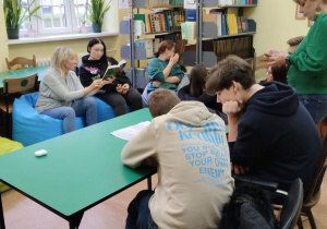 Uczniowie czytający w bibliotece