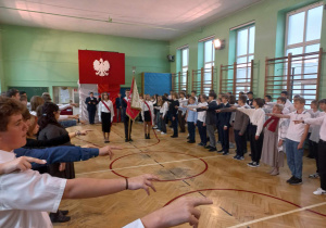 Młodzież podczas ślubowania w sali gimnastycznej