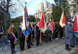 Młodzież przed katedrą ze sztandarem szkoły