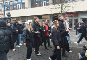 Młodzież podczas tańczenie poloneza na ulicy Piotrkowskiej
