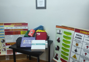 Pomoce naukowe leżące na ławce w klasie