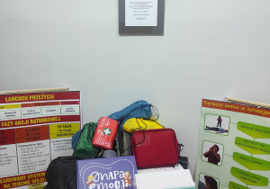 Pomoce naukowe leżące na ławce w klasie