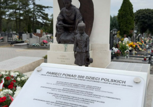 Pomnik wraz z tablicą poświęconą Ofiarom Obozy dla Dzieci